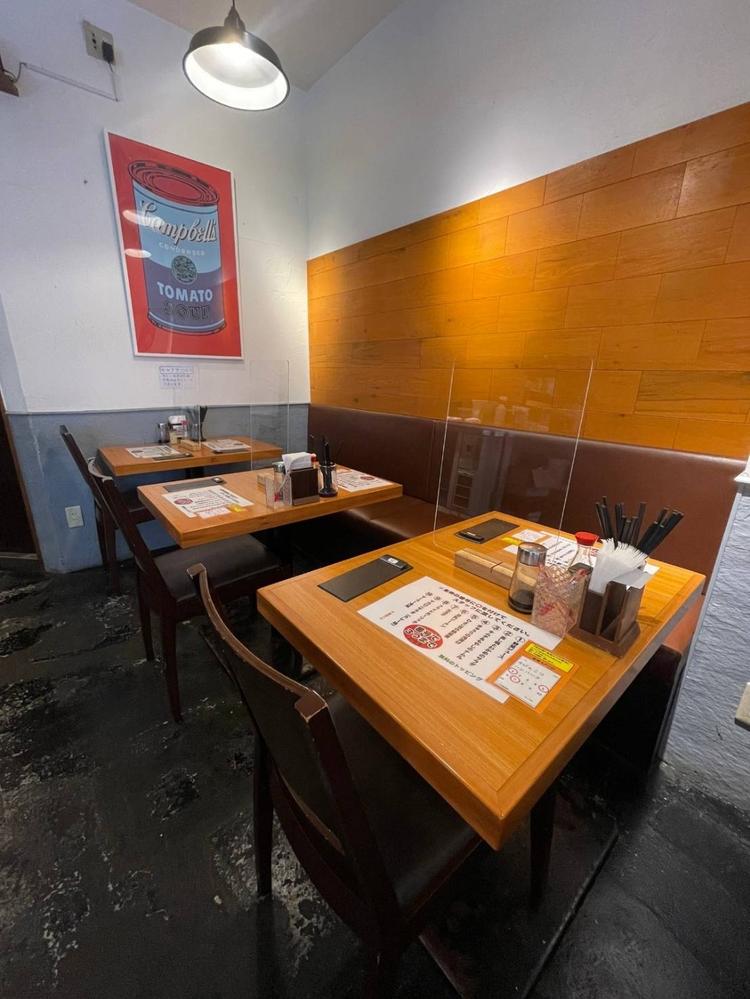 テーブル席中心の落ち着いた店内