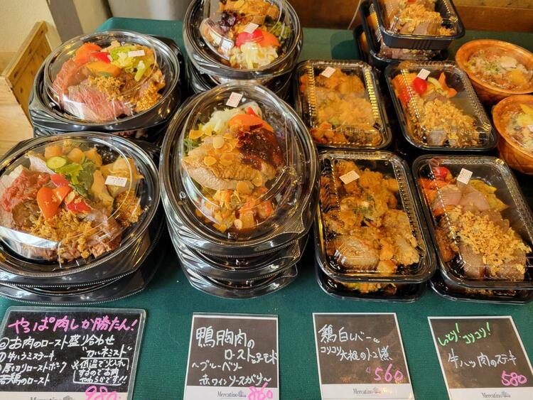 店内に並ぶお総菜はウーバーイーツも対応!