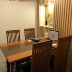 大人が集う落ち着いた店内