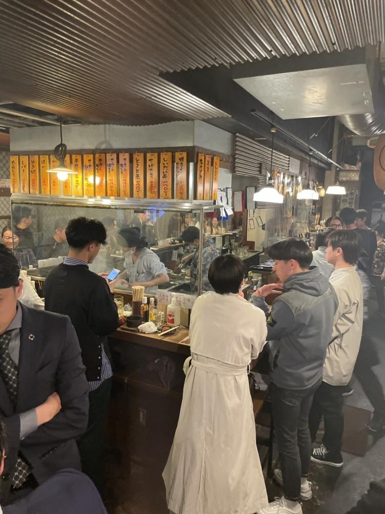 立ち飲みで毎日賑わいます
