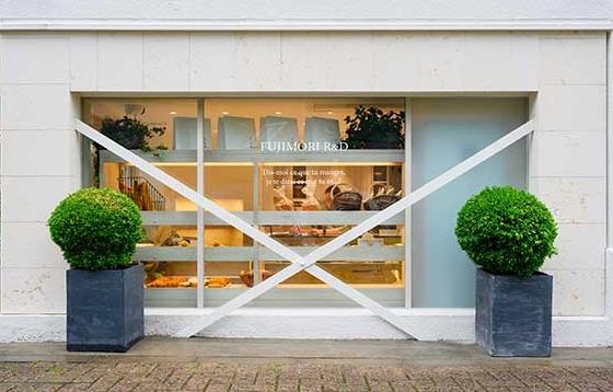 白とグリーンが基調のオシャレなお店です♪