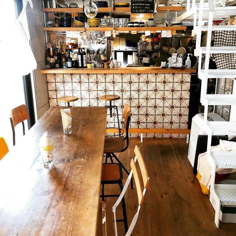 明るい雰囲気の店内