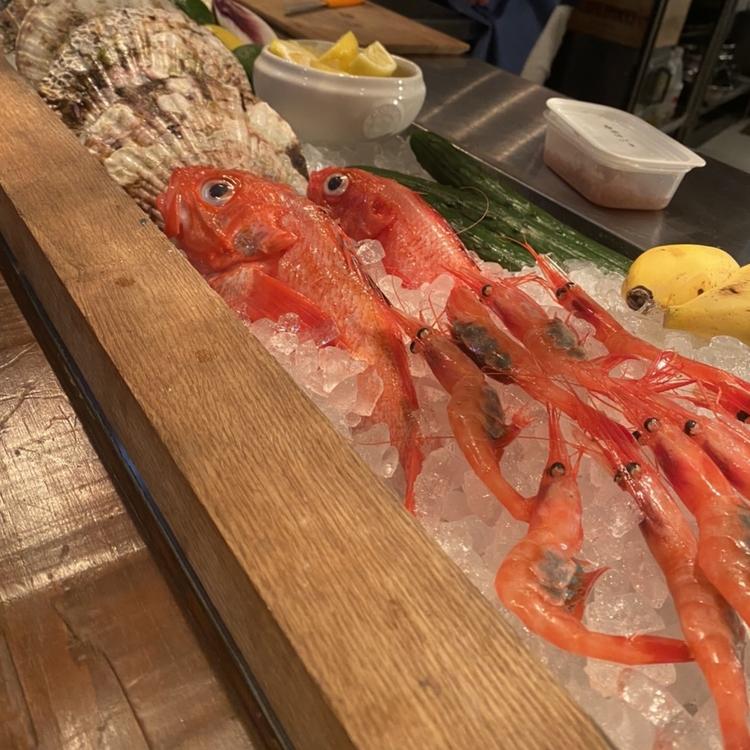 Räw Barには新鮮な魚介がズラり