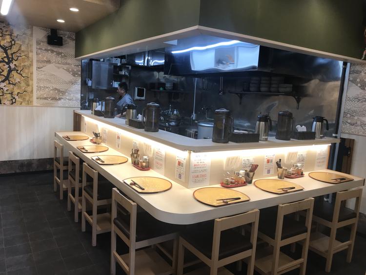 落ち着いた高級感のある店内
