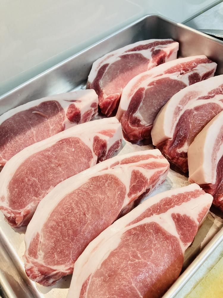肉は1枚ずつ店内で切り分けています
