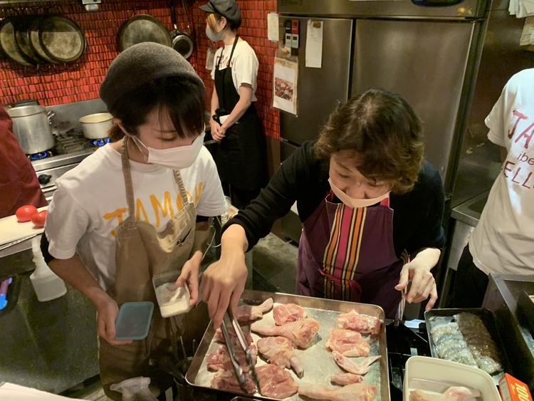 毎月スペイン料理勉強会を実施!