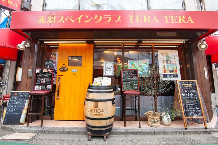 赤いテントに黄色の扉が目印です
