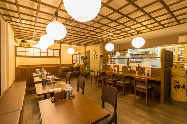 暖色系のライトが店内をあたたかく包みます