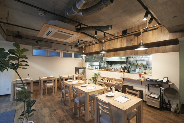 木のぬくもりある店内でサービスを提供◎
