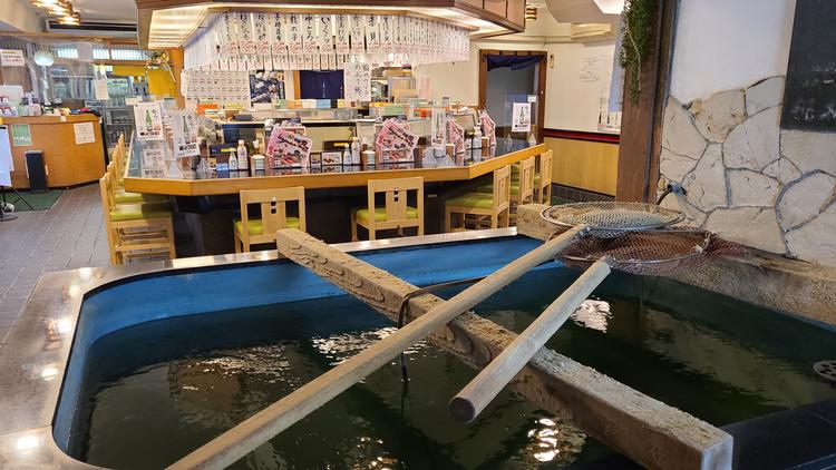 生け簀もある広々とした店内!