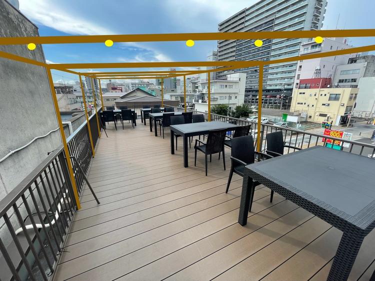 夏場は屋上でビアガーデンもオープン!
