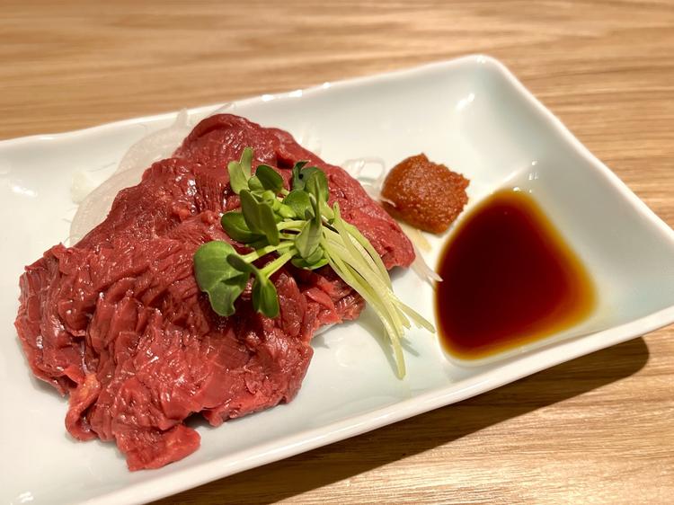 店内で厳選「馬刺し」も食べれる