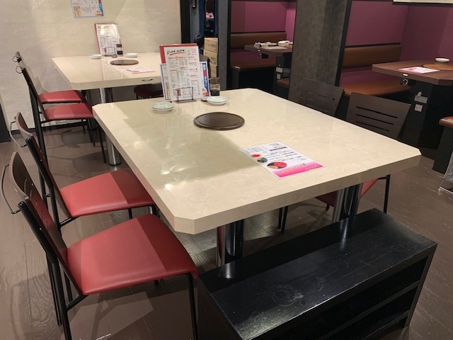 明るくゆったりしたテーブル席!