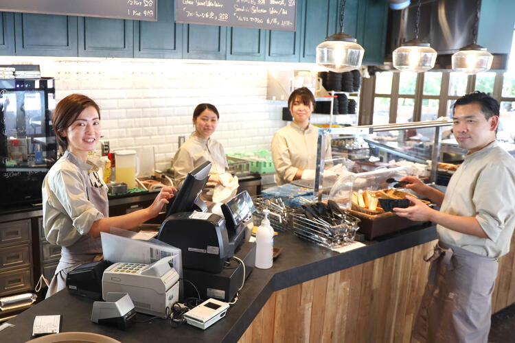フル・オープンキッチンのお店です