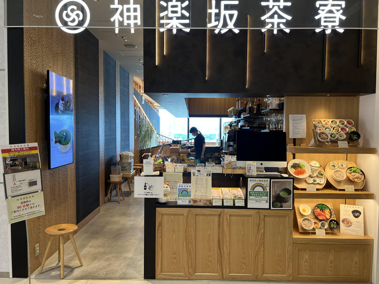 展望台エレベーターのすぐ横にあります!