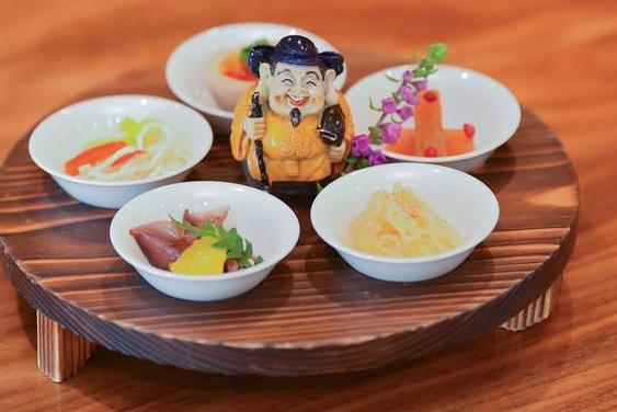 七福神が目を引く前菜5種盛り合わせ