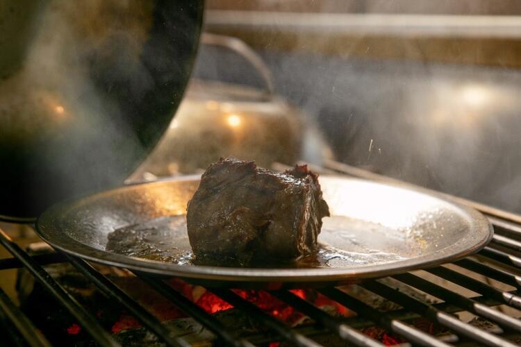 香りにこだわった炭蒸し料理が自慢