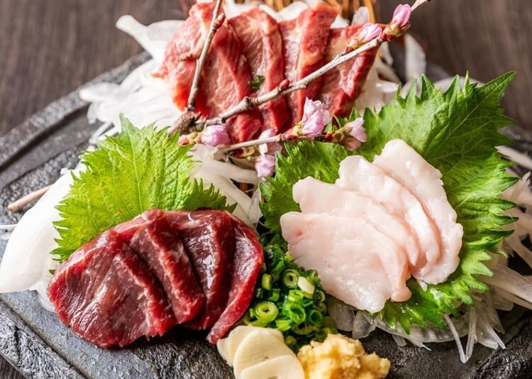 馬刺しもオーダーが止まらない人気メニュー