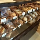 店内の商品は全品半額で購入可能☆