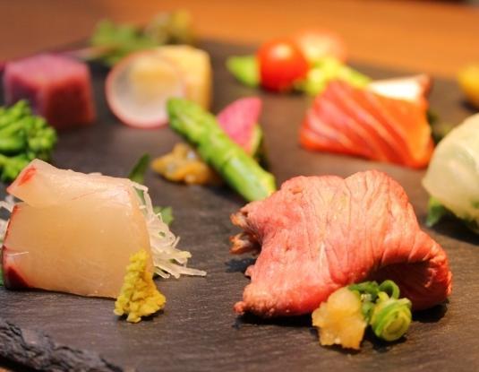 お肉と鮮魚のフュージョン料理も人気です!