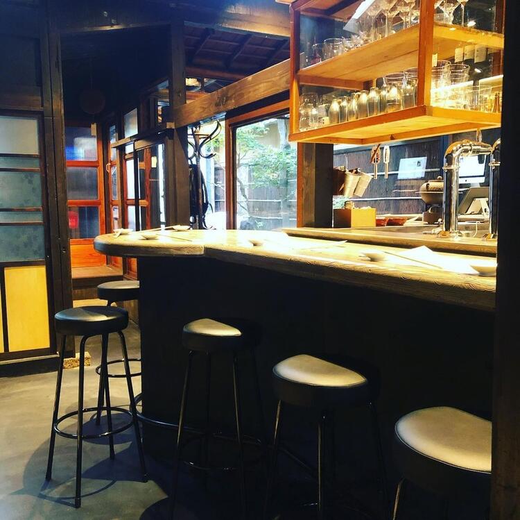 木材を使用したあたたかみのある店内