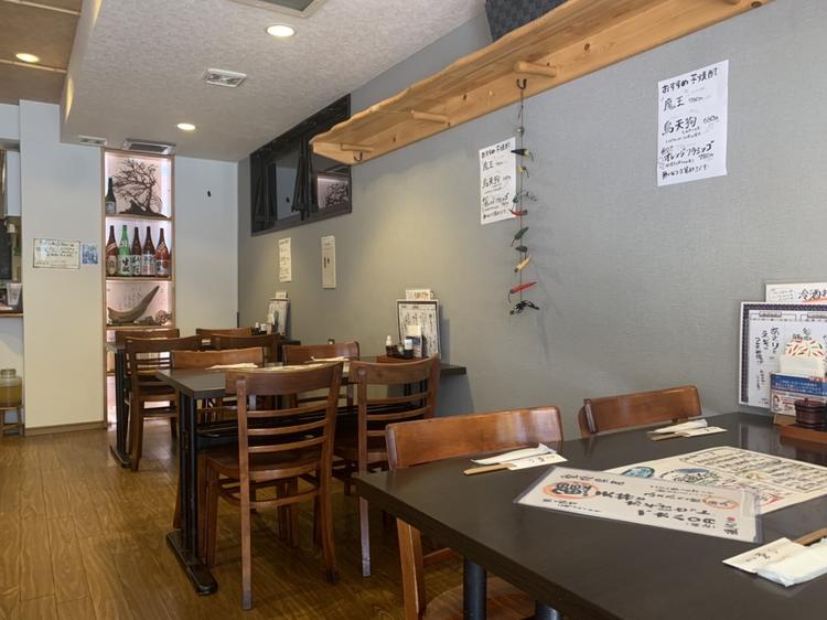 シンプルで落ちた店内