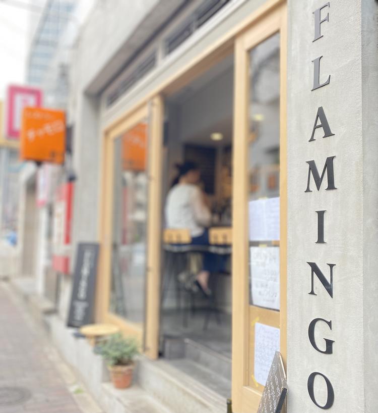 グラスワインを片手に楽しむ空間