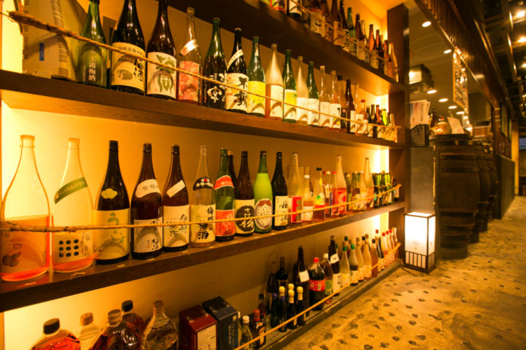 全国各地の日本酒や焼酎を楽しめる