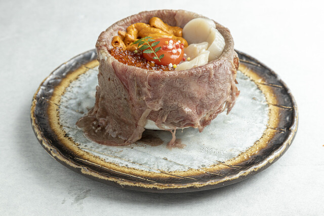 ダイナミックな盛り付けの肉ひつまぶし