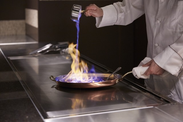 食材をお客さまの目の前で調理します
