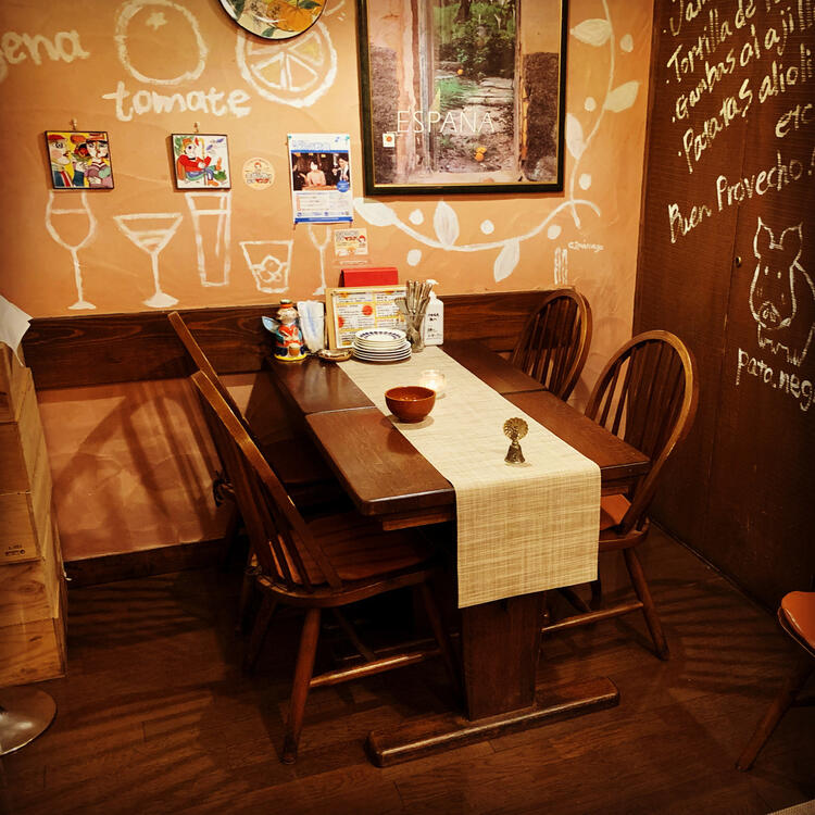 落ち着いたテーブル30席の店内です♪