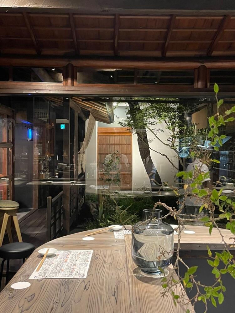 店内から見える庭の松は圧巻です