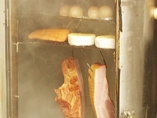 独自製法の燻製は肉、魚、野菜、チーズ等