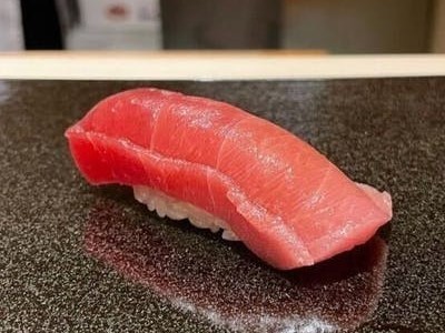 米酢と赤酢をブレンドしたシャリを使用