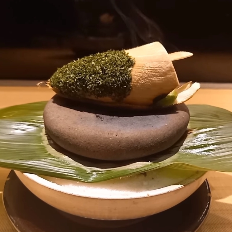 煙や香りも演出の一つ。