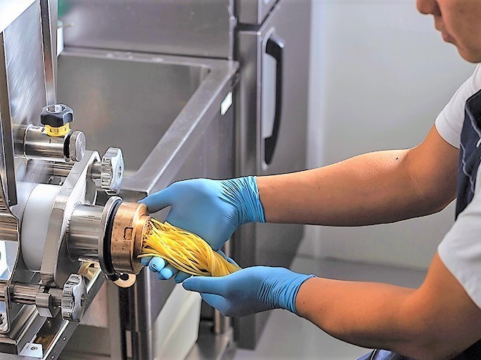 パスタはイタリア直輸入の製麺機で毎日製麺