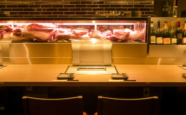カウンターの前にはお肉が!