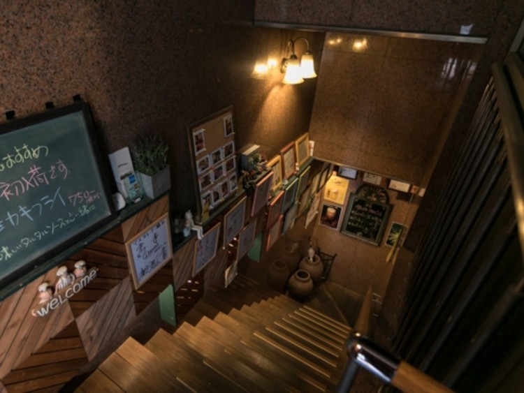 地下にひっそりと佇む隠れ家的なお店です