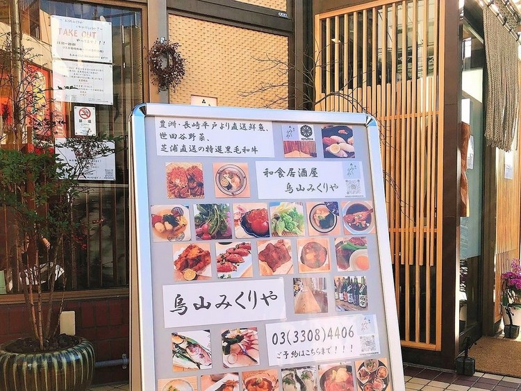 木の温かみと縄のれんがお客様をお出迎え