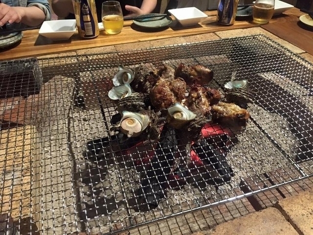 店内中央には囲炉裏も★