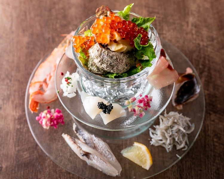 新鮮な魚介を贅沢に「こぼれカルパッチョ」