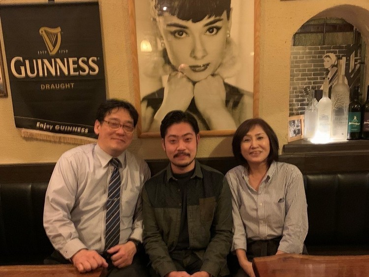 左が店主で右が奥さん、中央は常連のお客様