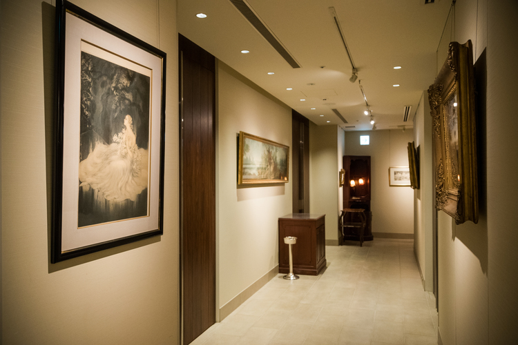 絵画が並ぶダイニングへ続く回廊