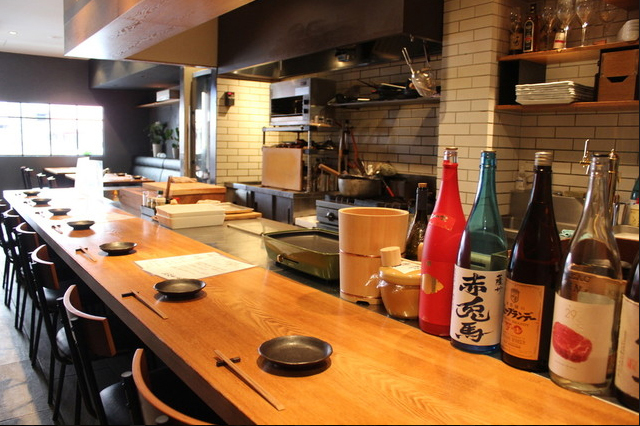 店主とおしゃべりが楽しめるカウンター席。