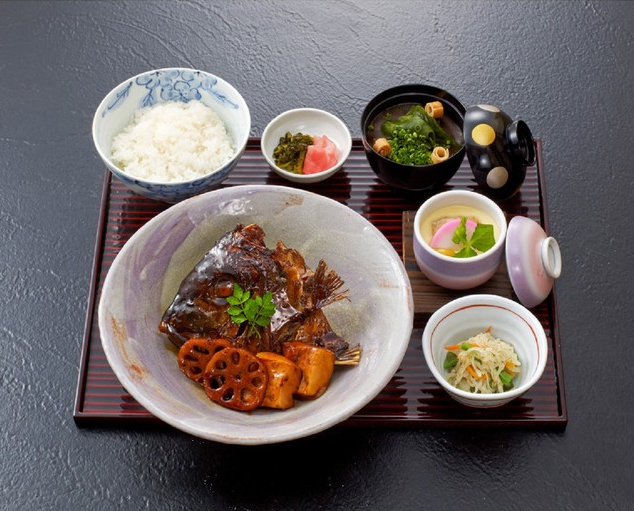 常連様御用達の鯛あら炊膳