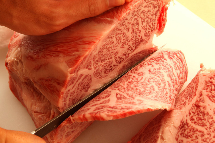 お肉のカットにもこだわります