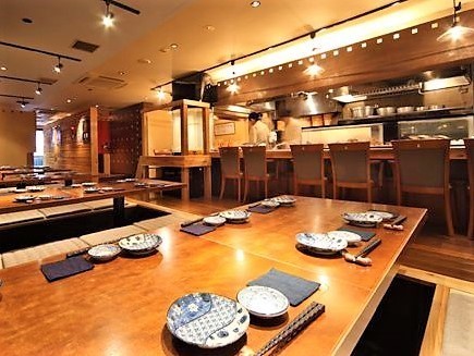 カウンター席も大人気♪広々とした店内
