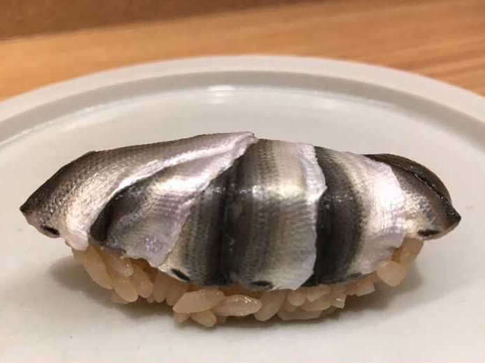 口の中でパラリとほどけるコハダの握り