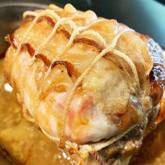 肉を巻いたうさぎのロースト