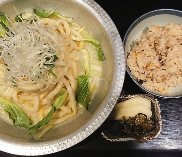 人気の「揚げうどん」をランチで提供